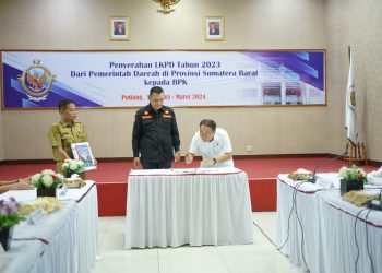 Bupati Solok Serahkan LKPD Pemkab Solok Tahun 2023 kepada BPK RI Perwakilan Sumbar