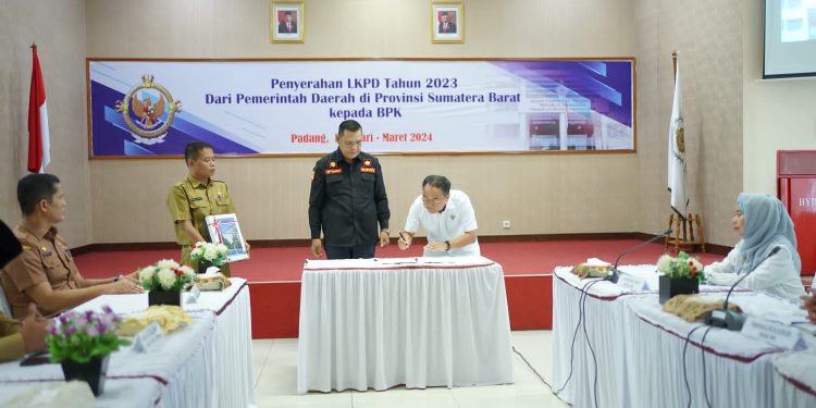 Bupati Solok Serahkan LKPD Pemkab Solok Tahun 2023 kepada BPK RI Perwakilan Sumbar