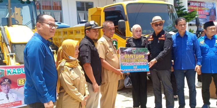 Kunjungi Pessel, Bupati Solok Serahkan Bantuan Sebagai Bentuk Kepedulian Terhadap Korban Bencana