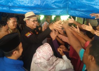 Beri Bantuan Uang Tunai, Bupati Solok Diserbu Emak-Emak di Pessel