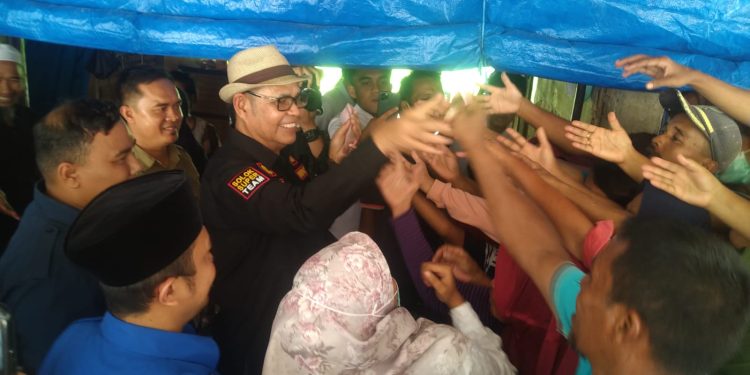 Beri Bantuan Uang Tunai, Bupati Solok Diserbu Emak-Emak di Pessel
