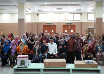 Bupati Solok Serahkan Sejumlah Bantuan Alat Usaha Bagi Pelaku UMKM dan IKM di Kab. Solok