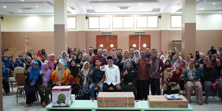 Bupati Solok Serahkan Sejumlah Bantuan Alat Usaha Bagi Pelaku UMKM dan IKM di Kab. Solok