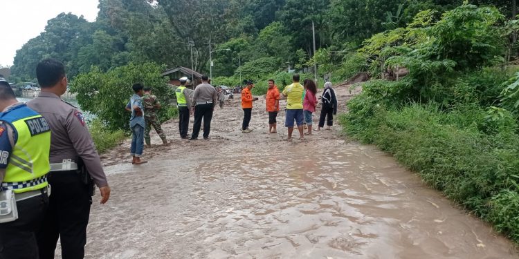 Jalan Padang Panjang-Solok Tertutup Longsor, BPBD Kab. Solok Turun ke Lokasi