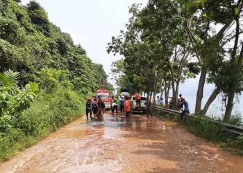 Damkar Kabupaten Solok Bersihkan Material Longsor, Jalan di Kacang Sudah Bisa Dilalui