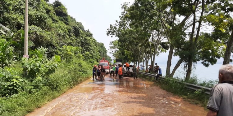 Damkar Kabupaten Solok Bersihkan Material Longsor, Jalan di Kacang Sudah Bisa Dilalui