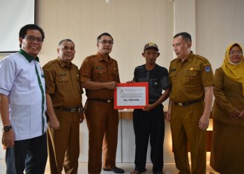 Pj Walikota Payakumbuh Diwakili Sekda Serahkan Bantuan Baznaz kepada 62 Tenaga Kependidikan Non ASN