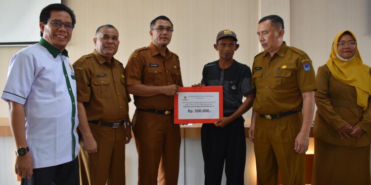 Pj Walikota Payakumbuh Diwakili Sekda Serahkan Bantuan Baznaz kepada 62 Tenaga Kependidikan Non ASN