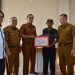 Pj Walikota Payakumbuh Diwakili Sekda Serahkan Bantuan Baznaz kepada 62 Tenaga Kependidikan Non ASN