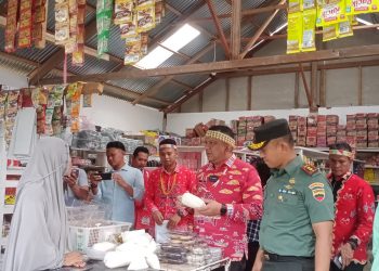 Pastikan Kestabilan Harga Bahan Pokok, Pj Bupati Mentawai Laksanakan Sidak di Beberapa Toko Penjuam Bahan Pokok