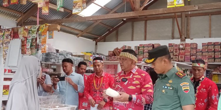 Pastikan Kestabilan Harga Bahan Pokok, Pj Bupati Mentawai Laksanakan Sidak di Beberapa Toko Penjuam Bahan Pokok