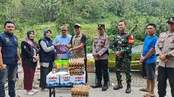 Dinas Sosial Tanah Datar Memberikan Bantuan Sembako Untuk 5 KK yang Terkena Musibah di Jorong Ombilin Nagari Simawang