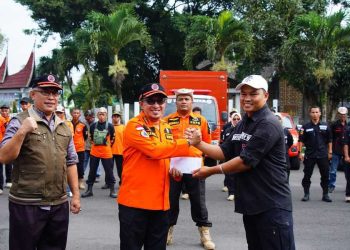 40 Orang Relawan Bencana Dilepas Bupati Eka Putra ke Kabupaten Pesisir Selatan
