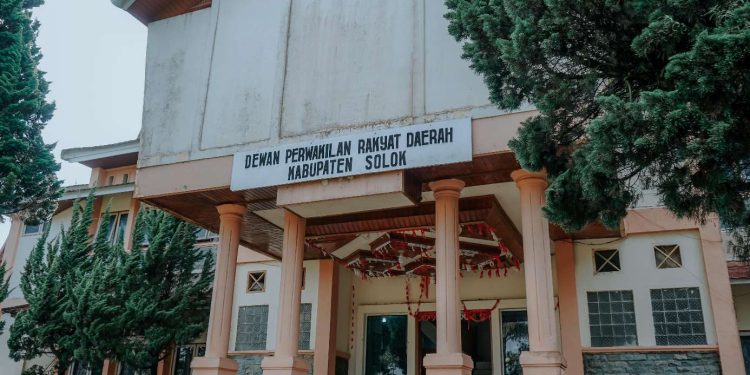 Menjawab Video Klarifikasi Ketua DPRD Kab. Solok Dodi Hendra, Jubir Pemkab Solok Safriwal : Tidak Ada Hubungan Senjata Tajam dengan Interpelasi, Sajam Justru Tebar Ketakutan Kepada ASN dan Tamu yang Hadir