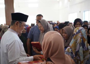 Ribuan Warga Tersenyum Bahagia Saat Terima Zakat dari Bupati Epyardi Asda