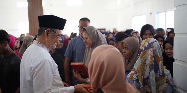 Ribuan Warga Tersenyum Bahagia Saat Terima Zakat dari Bupati Epyardi Asda
