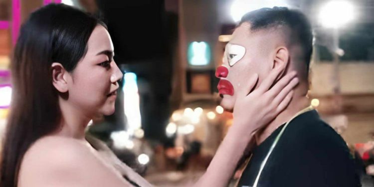 Jadi Badut Jalanan, Ekosangmalam Ekspresikan Pahitnya Putus Cinta di Videoklip Lagu Rindu