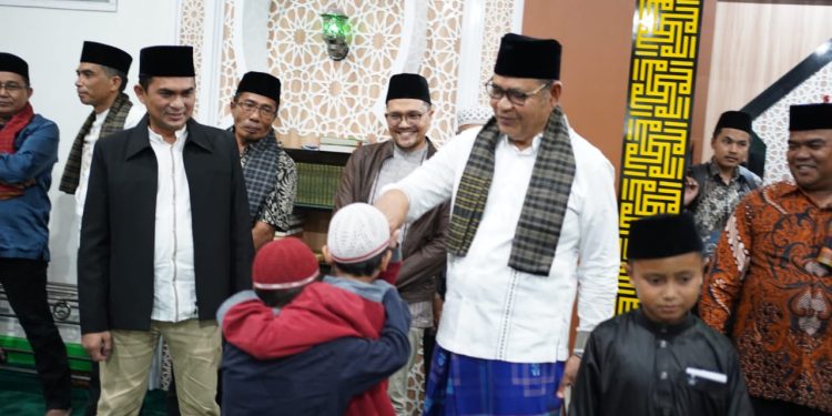 Malam ke-22 Bulan Ramadhan, Tim Safari Ramadhan yang Dipimpin Bupati Solok Kunjungi Mesjid Raya Baiturrahman Alahan Panjang