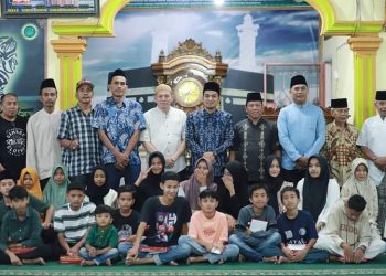 Wakil Walikota Solok Serahkan Santunan Pada Anak Yatim Dari Jamaah Masjid Al Firdaus