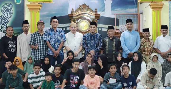 Wakil Walikota Solok Serahkan Santunan Pada Anak Yatim Dari Jamaah Masjid Al Firdaus
