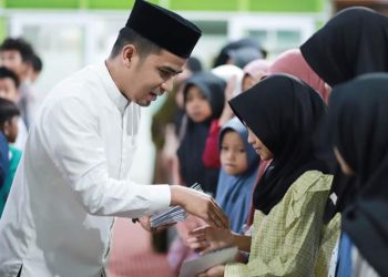 Anak Yatim di Sekitar Masjid Al Hurriyah Terima Santunan dari Wawako Solok