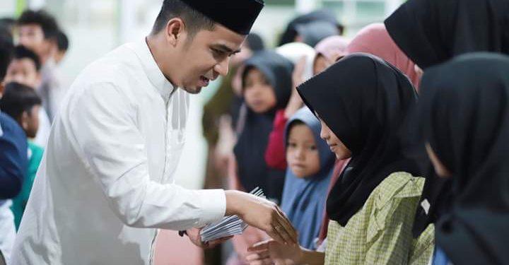 Anak Yatim di Sekitar Masjid Al Hurriyah Terima Santunan dari Wawako Solok