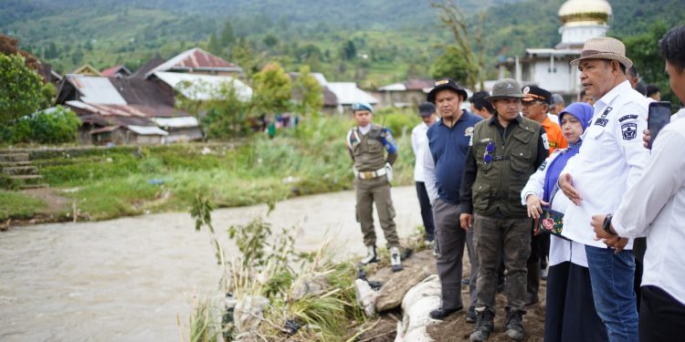Sigap Bencana, Bupati Solok Datangi Langsung Lokasi Banjir Talang Babungo