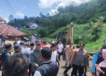 Sekda Medison Tinjau Lokasi Longsor di Kecamatan Lembang Jaya