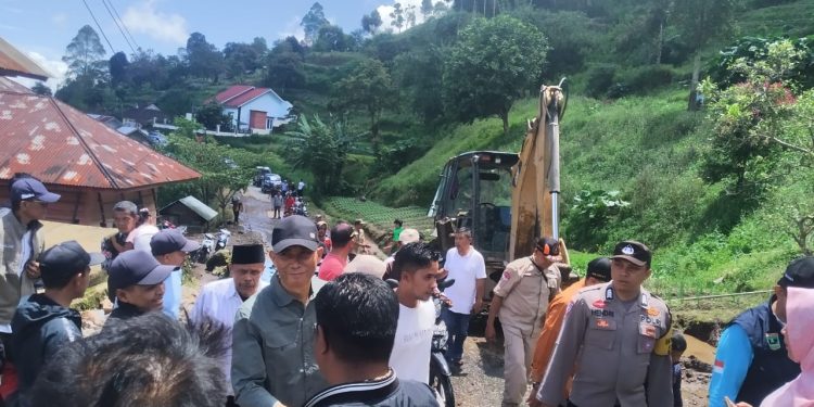 Sekda Medison Tinjau Lokasi Longsor di Kecamatan Lembang Jaya