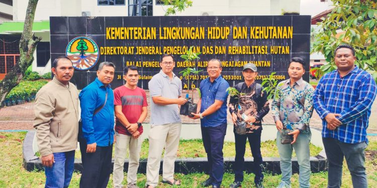 BPDAS Agam Kuantan Provinsi Sumbar Berikan Bantuan Bibit Tanaman Buah untuk Masyarakat Desa Tuapeijat