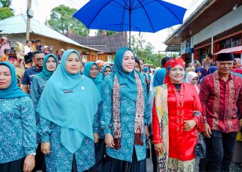 Ny. Hj. Emiko Epyardi Asda. SP Hadiri Penilaian Lomba Kader Posyandu Berprestasi Tingkat Kabupaten Solok Tahun 2024 di Jorong Koto Gaek Talang