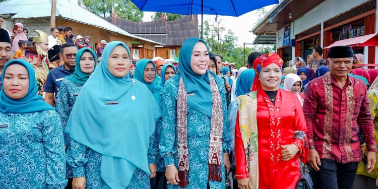 Ny. Hj. Emiko Epyardi Asda. SP Hadiri Penilaian Lomba Kader Posyandu Berprestasi Tingkat Kabupaten Solok Tahun 2024 di Jorong Koto Gaek Talang