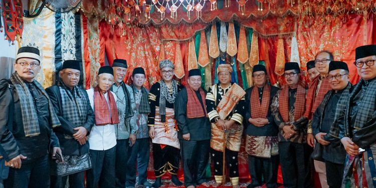Bupati Solok Hadiri Batagak Gala Penghulu Adat Pasukuan Limo Panjang di Nagari Sulit Air