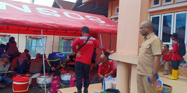 Pemkab Solok Dirikan Dapur Umum di Lokasi Banjir Lahar Dingin Marapi