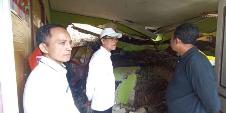 Bangunan Kelas Terkena Dampak Longsor, PBM Dialihkan ke Rumah Guru