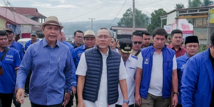 PAN Peduli, Ketua Umum DPP PAN, Zulkifli Hasan Serahkan Bantuan Bencana Alam Kabupaten Agam