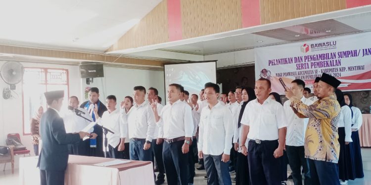 Bawaslu Mentawai Lantik 30 Orang Panwascam