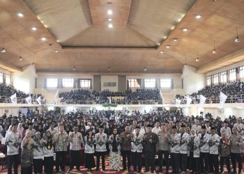 Garis Terdepan Bela Kepentingan Guru, Bupati Safaruddin Diganjar Penghargaan PGRI Sumbar