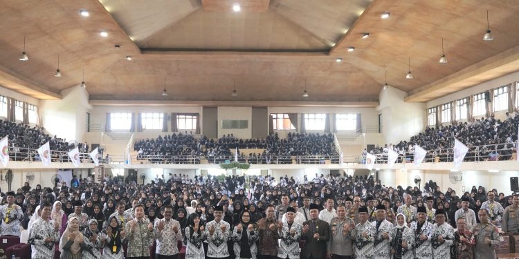 Garis Terdepan Bela Kepentingan Guru, Bupati Safaruddin Diganjar Penghargaan PGRI Sumbar