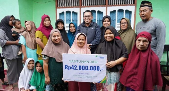 Ahli Waris Jhon Fitri Menerima Santunan BPJS Ketenagakerjaan Sebesar RP 42 Juta yang Merupakan Progul Pemkab Tanah Datar