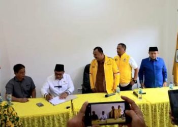 Bacalon Gubernur Sumbar, H. Epyardi Asda ketika menandatangani surat pendaftaran untuk menjadi calon Gubernur Sumbar, Senin (06/05/2024) di Jalan Pramuka Raya, Kota Padang.