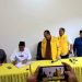 Bacalon Gubernur Sumbar, H. Epyardi Asda ketika menandatangani surat pendaftaran untuk menjadi calon Gubernur Sumbar, Senin (06/05/2024) di Jalan Pramuka Raya, Kota Padang.