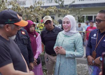 Emiko Epyardi Asda Serahkan Bantuan Kepada Korban Kebakaran di Selayo