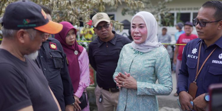 Emiko Epyardi Asda Serahkan Bantuan Kepada Korban Kebakaran di Selayo