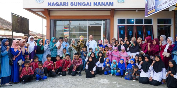 Bunda Literasi Kab. Solok, Emiko Epyardi Asda Melaunching Pustaka Nagari Sungai Nanam