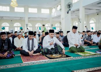 Bupati Solok Laksanakan Sholat Idul Adha 1445 H di Masjid Agung Darussalam Islamic Center