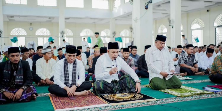 Bupati Solok Laksanakan Sholat Idul Adha 1445 H di Masjid Agung Darussalam Islamic Center