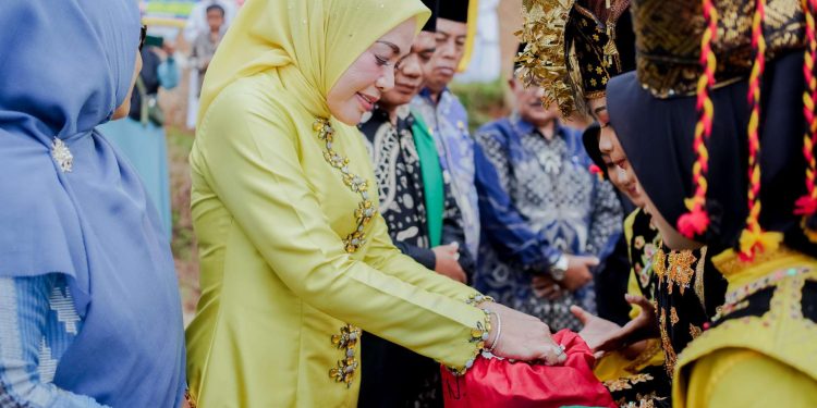 Ketua TP-PKK Kab. Solok Hadiri Pemberian Ijazah Santri Kelas XII Angkatan Ke XVI Tahun Pelajaran 2023-2024