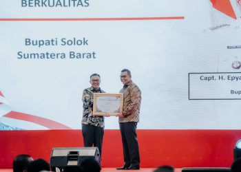 Bupati Solok, Epyardi Asda Kembali Terima Penghargaan dari BKKBN Pusat