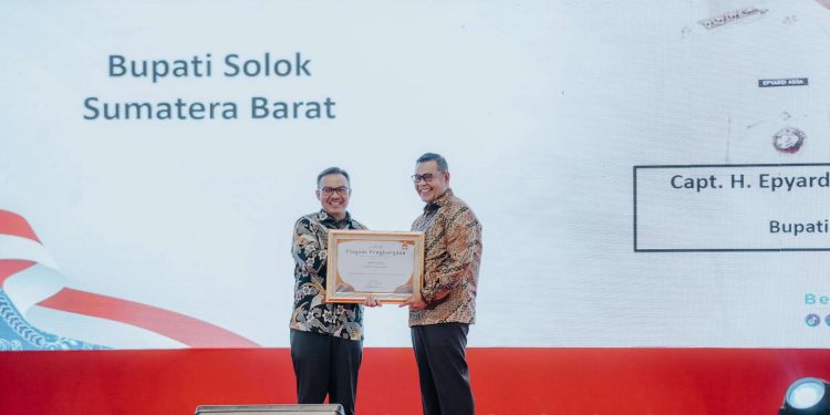 Bupati Solok, Epyardi Asda Kembali Terima Penghargaan dari BKKBN Pusat